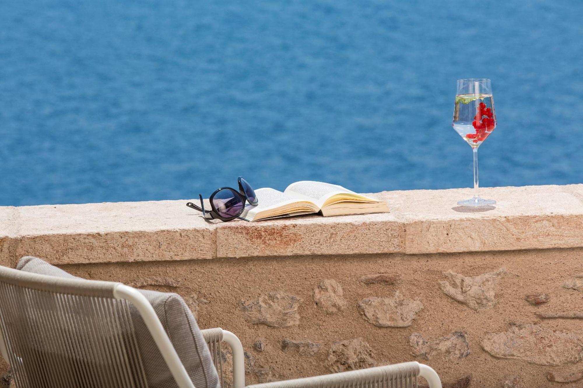 Moni Emvasis Luxury Suites モネンバシア エクステリア 写真